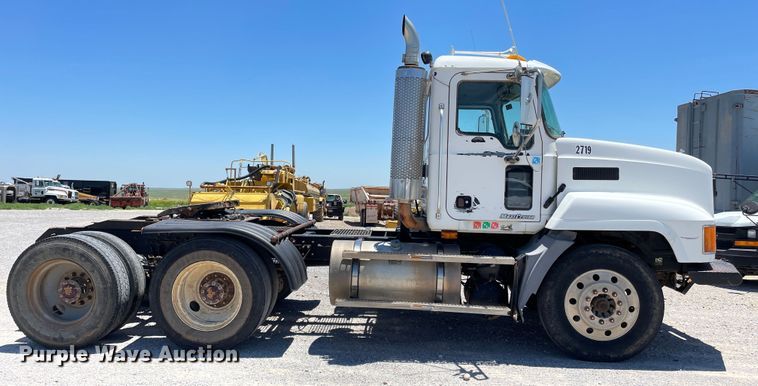 image for item DN5003 2003 Mack CH613  semi truck