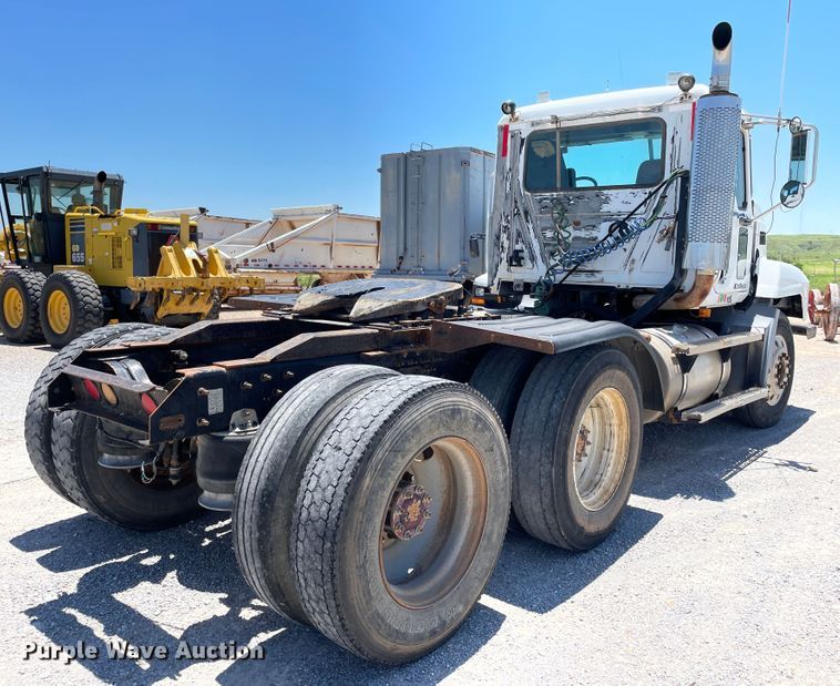 image for item DN5003 2003 Mack CH613  semi truck