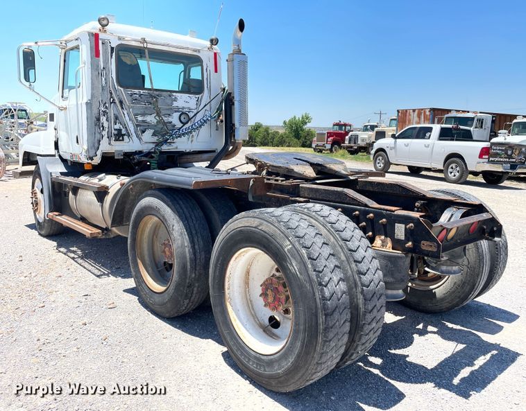 image for item DN5003 2003 Mack CH613  semi truck