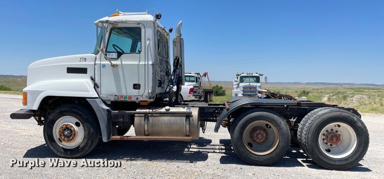 image for item DN5003 2003 Mack CH613  semi truck