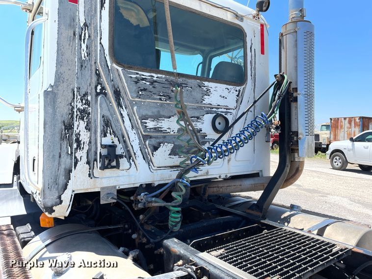 image for item DN5003 2003 Mack CH613  semi truck