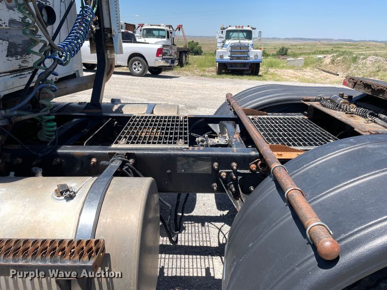 image for item DN5003 2003 Mack CH613  semi truck