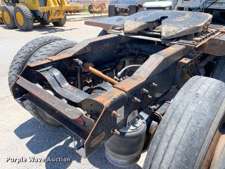 image for item DN5003 2003 Mack CH613  semi truck