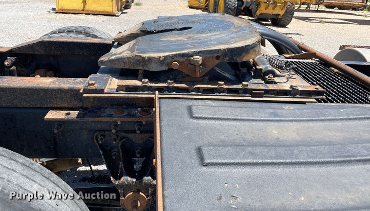 image for item DN5003 2003 Mack CH613  semi truck