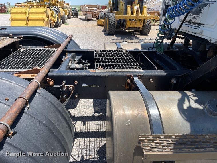 image for item DN5003 2003 Mack CH613  semi truck