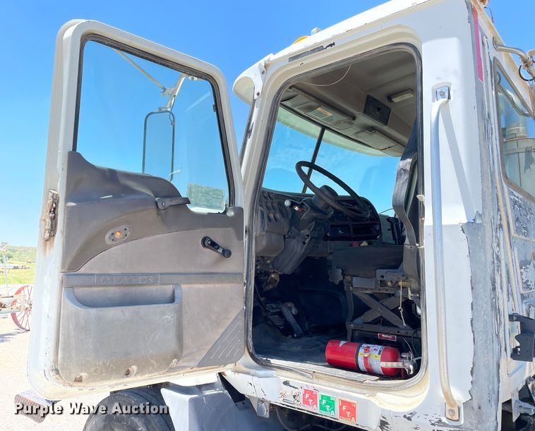 image for item DN5003 2003 Mack CH613  semi truck