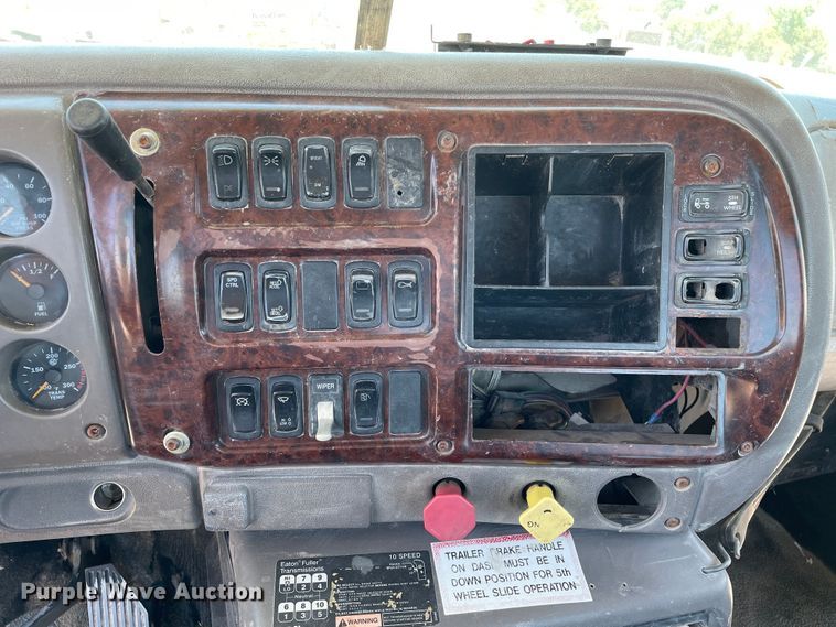 image for item DN5003 2003 Mack CH613  semi truck