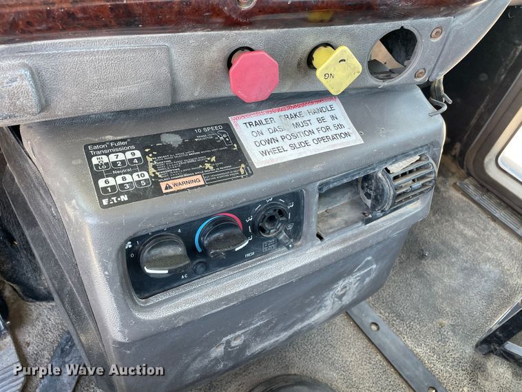 image for item DN5003 2003 Mack CH613  semi truck