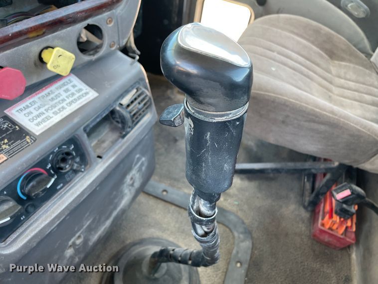 image for item DN5003 2003 Mack CH613  semi truck