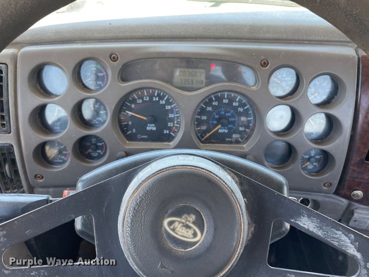 image for item DN5003 2003 Mack CH613  semi truck