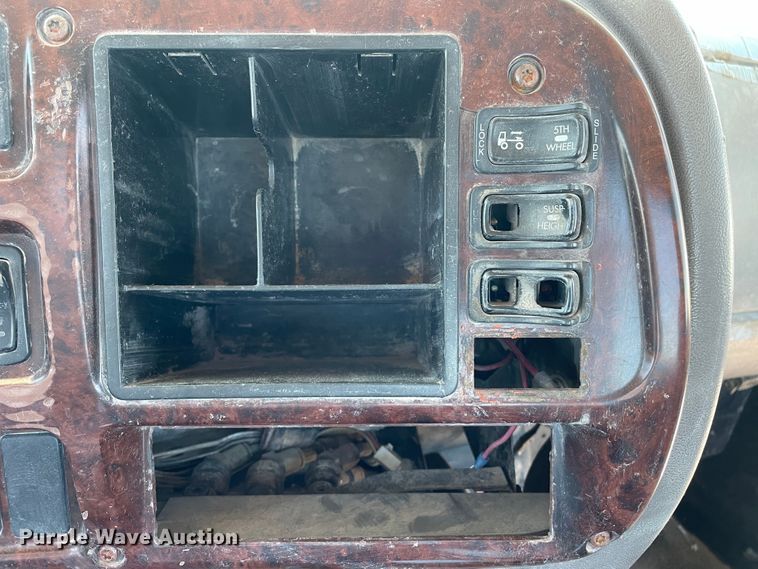 image for item DN5003 2003 Mack CH613  semi truck