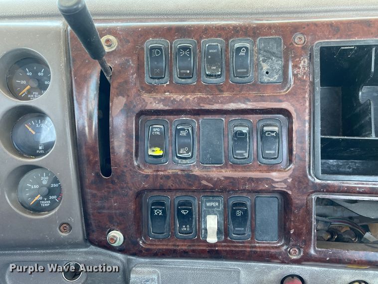 image for item DN5003 2003 Mack CH613  semi truck