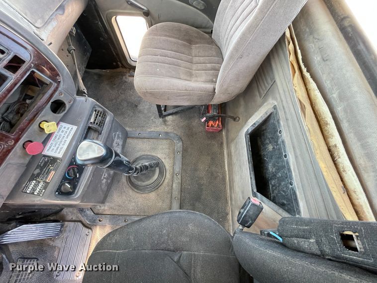 image for item DN5003 2003 Mack CH613  semi truck