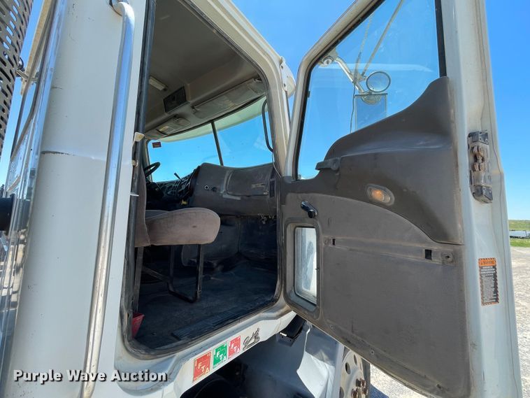 image for item DN5003 2003 Mack CH613  semi truck