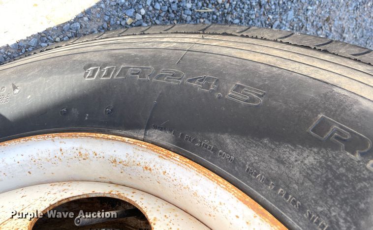 image for item DN5003 2003 Mack CH613  semi truck