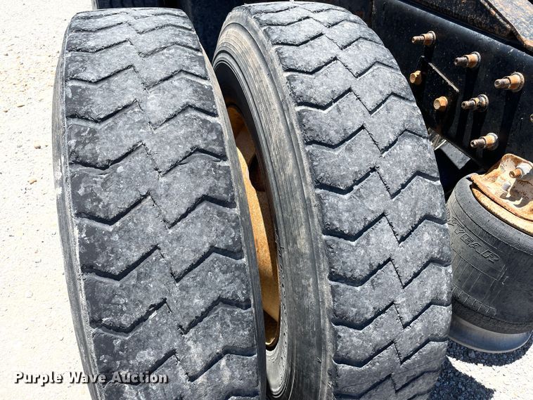 image for item DN5003 2003 Mack CH613  semi truck