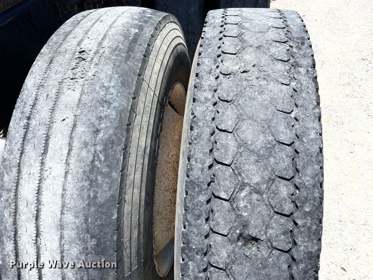 image for item DN5003 2003 Mack CH613  semi truck