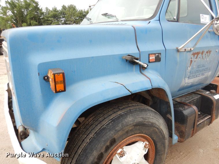 image for item DP5534 1987 GMC TopKick C7000  truck cab and chassis