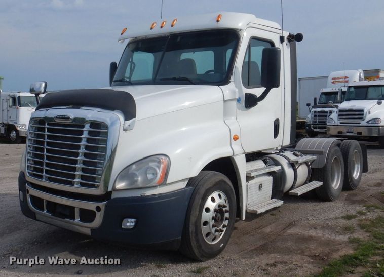 image for item DP5612 2015 Freightliner Cascadia  semi truck