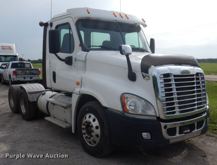 image for item DP5612 2015 Freightliner Cascadia  semi truck