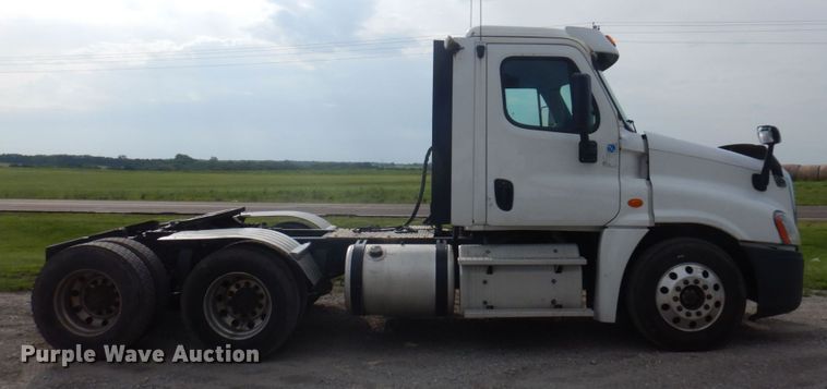 image for item DP5612 2015 Freightliner Cascadia  semi truck