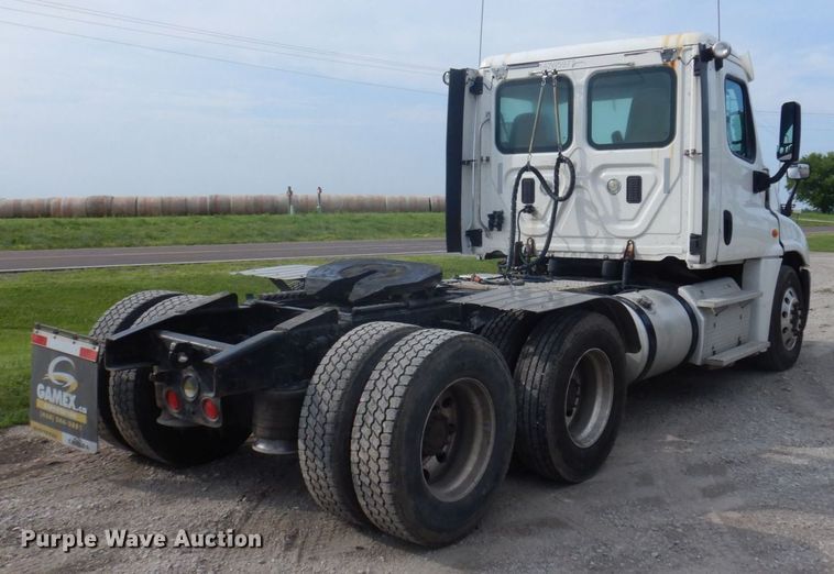 image for item DP5612 2015 Freightliner Cascadia  semi truck