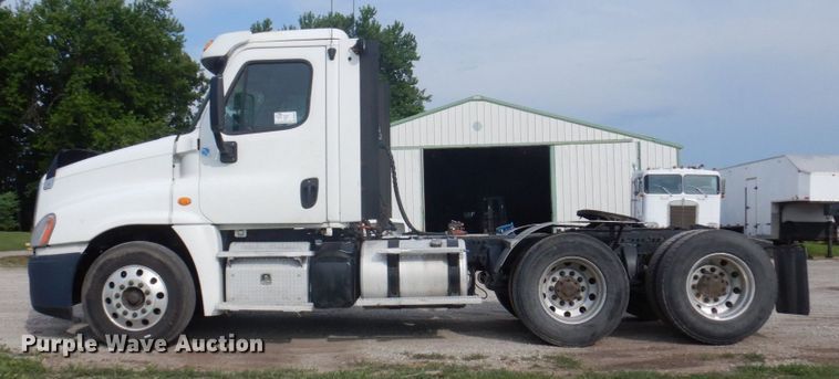 image for item DP5612 2015 Freightliner Cascadia  semi truck