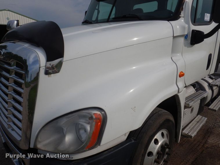 image for item DP5612 2015 Freightliner Cascadia  semi truck