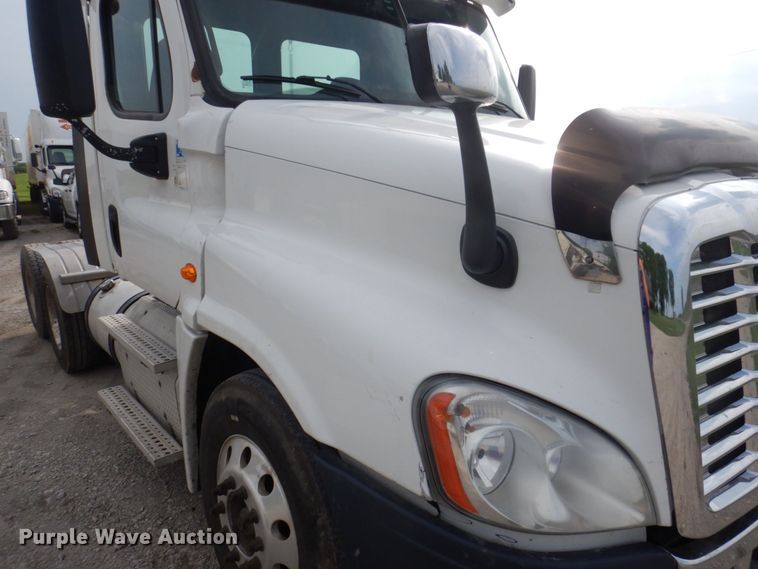 image for item DP5612 2015 Freightliner Cascadia  semi truck