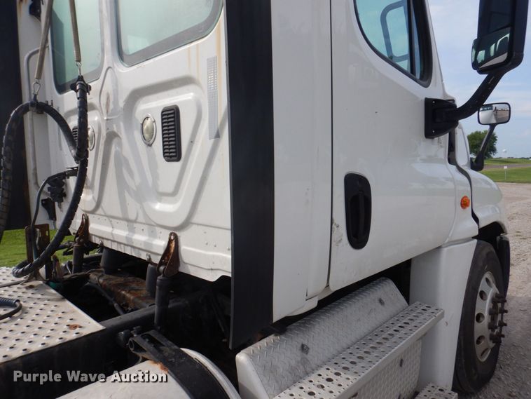 image for item DP5612 2015 Freightliner Cascadia  semi truck