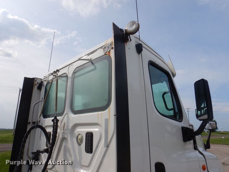 image for item DP5612 2015 Freightliner Cascadia  semi truck