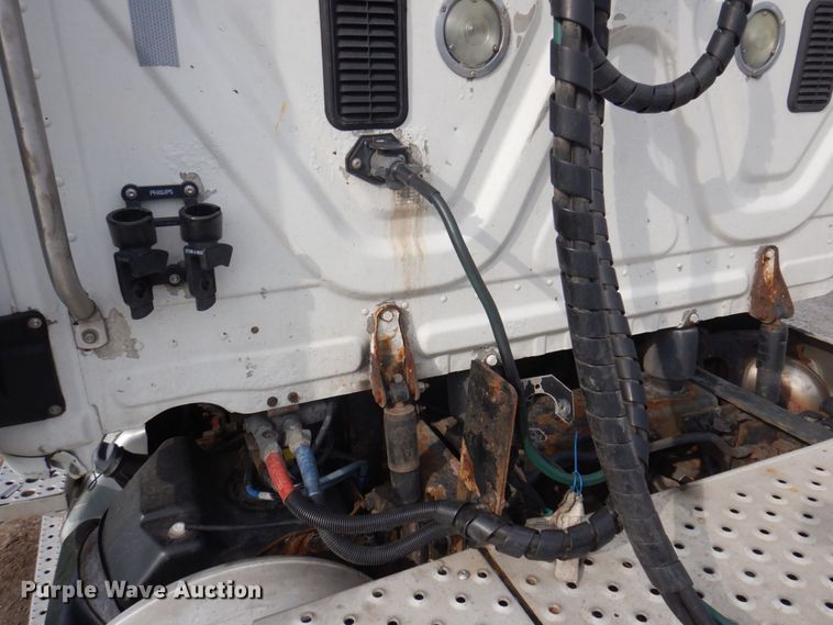 image for item DP5612 2015 Freightliner Cascadia  semi truck