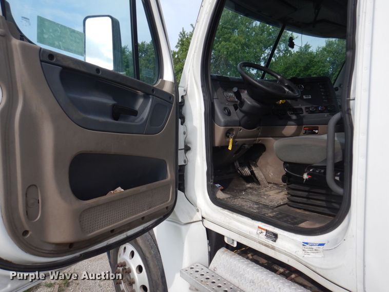 image for item DP5612 2015 Freightliner Cascadia  semi truck