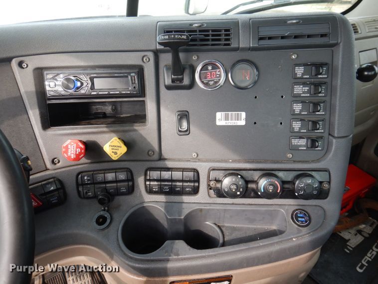 image for item DP5612 2015 Freightliner Cascadia  semi truck