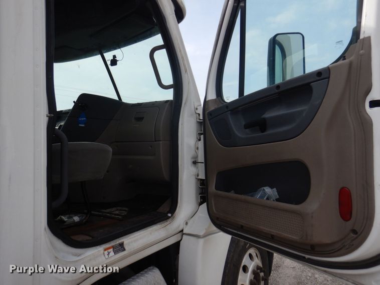 image for item DP5612 2015 Freightliner Cascadia  semi truck