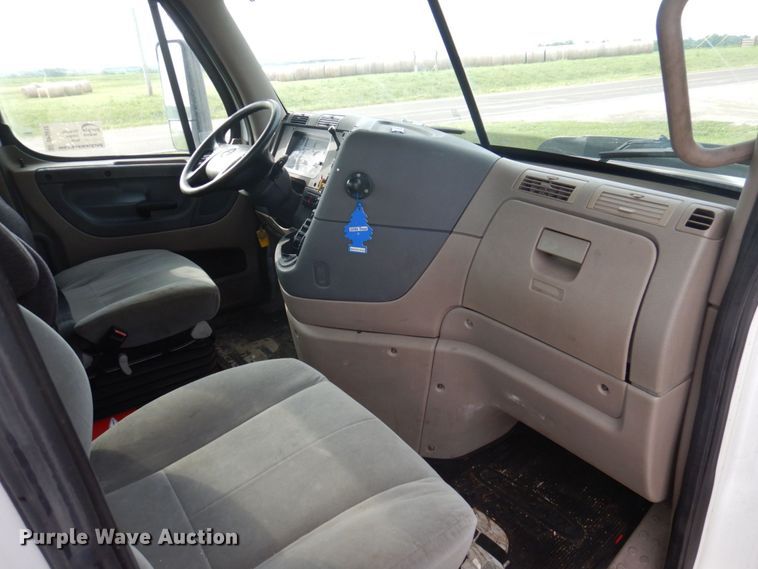 image for item DP5612 2015 Freightliner Cascadia  semi truck