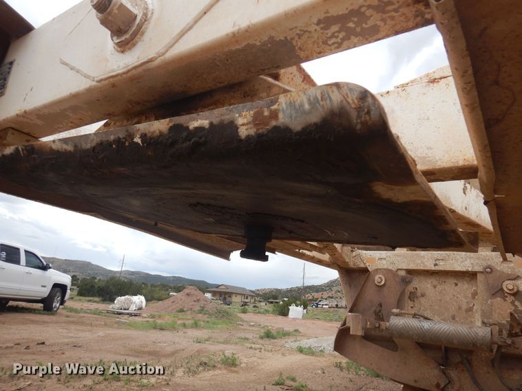 image for item DR1233 2002 Flowboy BD24  bottom dump trailer