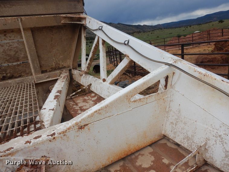 image for item DR1233 2002 Flowboy BD24  bottom dump trailer