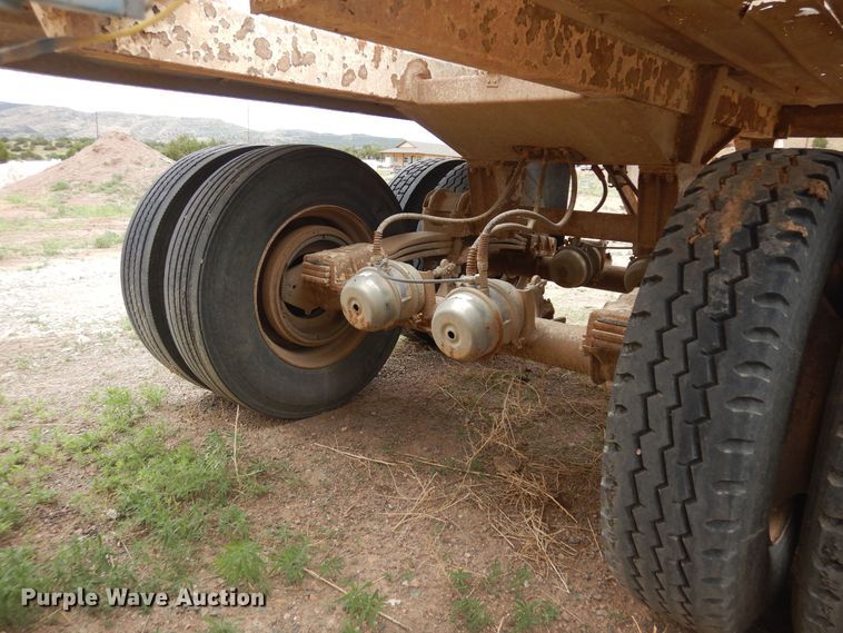 image for item DR1233 2002 Flowboy BD24  bottom dump trailer