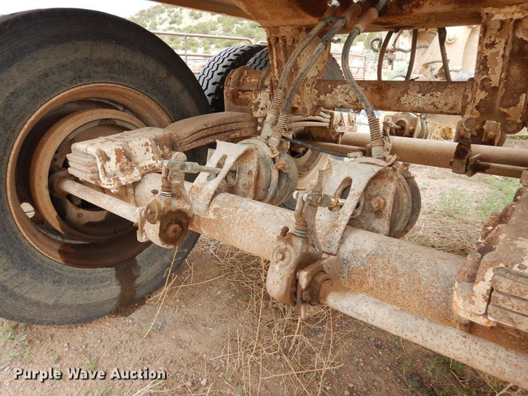 image for item DR1233 2002 Flowboy BD24  bottom dump trailer