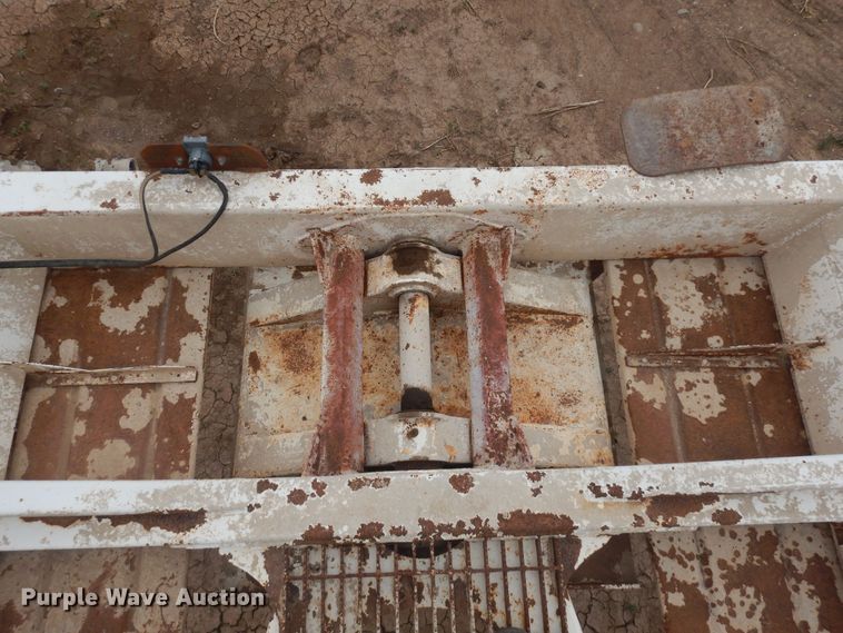 image for item DR1233 2002 Flowboy BD24  bottom dump trailer