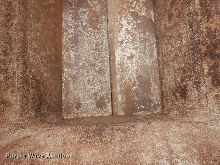 image for item DR1233 2002 Flowboy BD24  bottom dump trailer