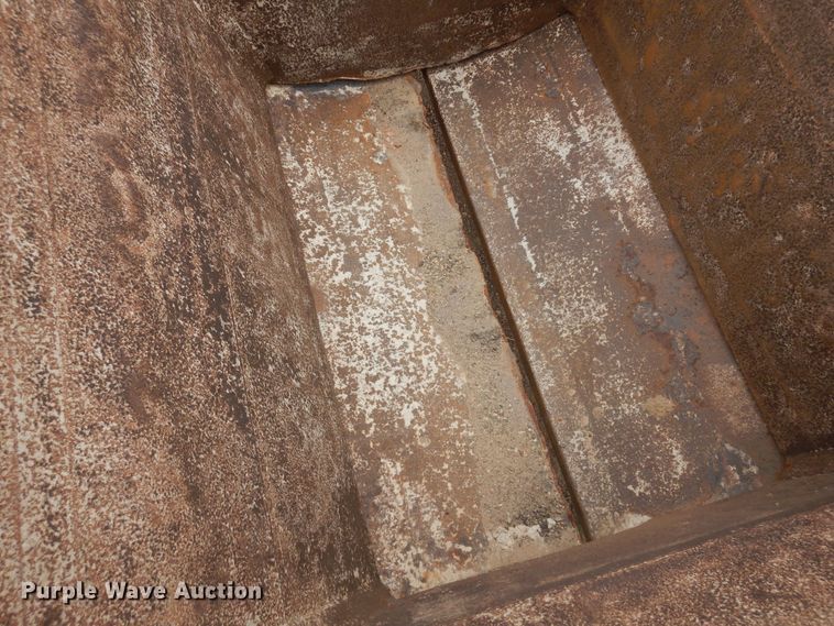 image for item DR1233 2002 Flowboy BD24  bottom dump trailer