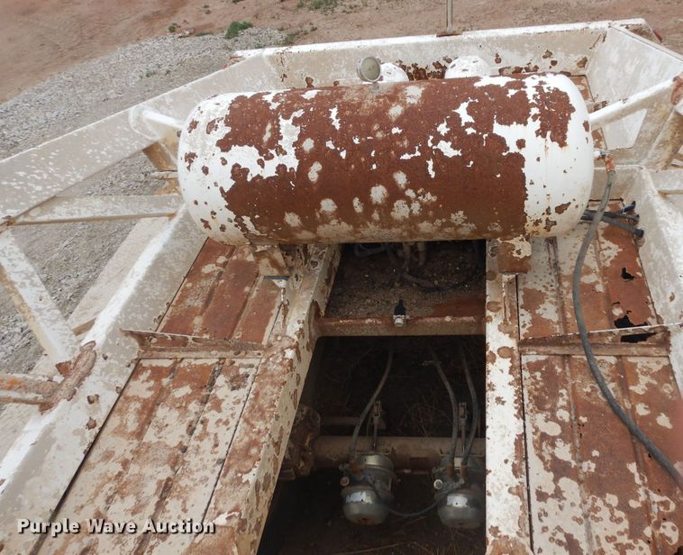 image for item DR1233 2002 Flowboy BD24  bottom dump trailer