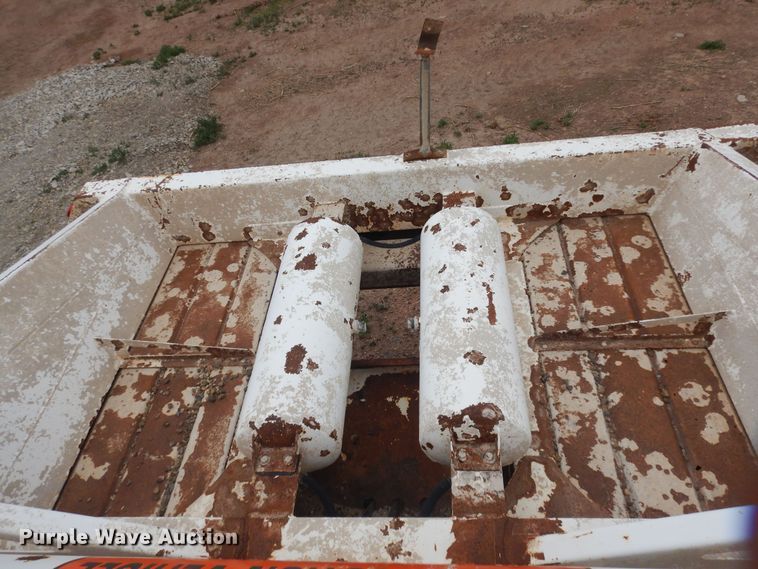 image for item DR1233 2002 Flowboy BD24  bottom dump trailer