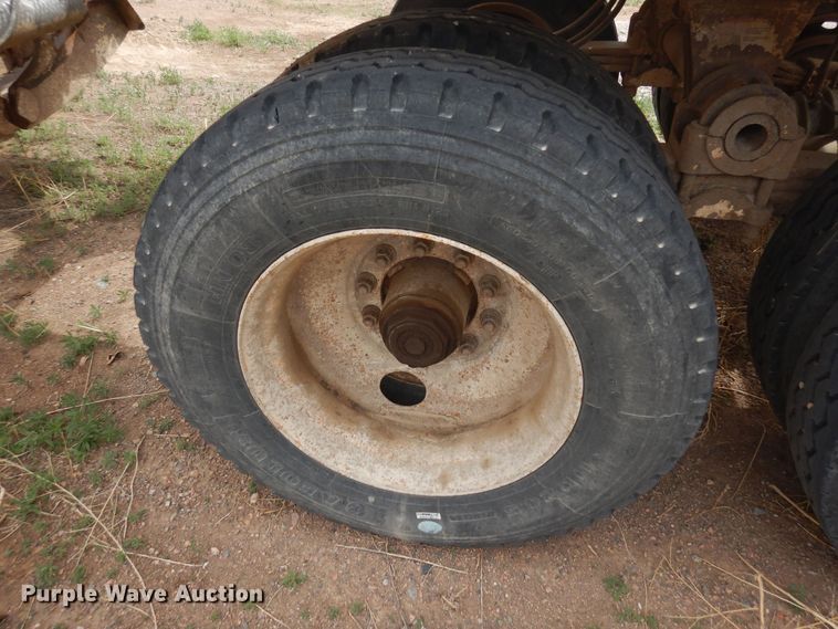 image for item DR1233 2002 Flowboy BD24  bottom dump trailer