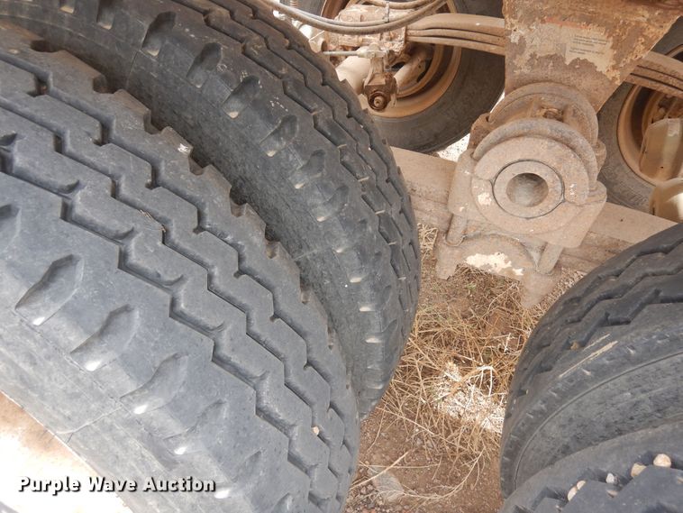 image for item DR1233 2002 Flowboy BD24  bottom dump trailer