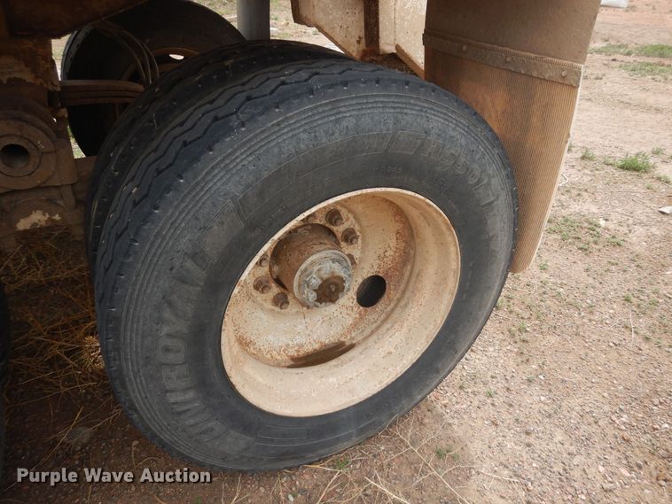 image for item DR1233 2002 Flowboy BD24  bottom dump trailer