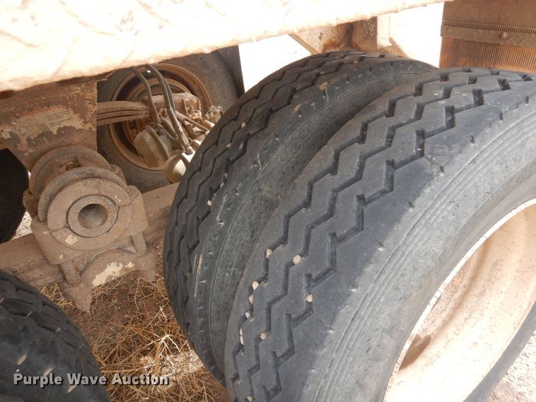 image for item DR1233 2002 Flowboy BD24  bottom dump trailer