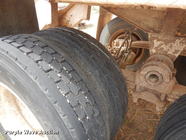 image for item DR1233 2002 Flowboy BD24  bottom dump trailer